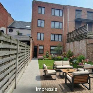 Dit gelijkvloers appartement is gelegen aan de groene stadsrand, nabij invalswegen, vlakbij de winkels (XLwinkelpark, Aldi, Lidl,...