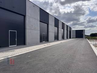Nieuwbouw KMO-unit met een oppervlakte van +/- 90 m² te koop, de unit maakt deel uit van de gloednieuwe KMO-site <strong>"CLARYSSE BUSINESS PARK"</strong> en is uitstekend gelegen langs de Brugsesteenweg (N50) en biedt moderne en hoogwaardige KMO-units. <br />Het project bestaat uit 38 KMO-units met oppervlaktes van 90 m² tot 488 m², eventueel samen te voegen tot grotere entiteiten. <br /><br />De casco loodsen zijn opgebouwd uit een staalconstructie in combinatie met betonwanden en architecturale sandwichpanelen en hebben een vrije hoogte van +/- 6 m. Elk magazijn is toegankelijk via een automatische sectionale poort (4m B x 4,5 m H) met geïntegreerde loopdeur of met aparte toegangsdeur met bovenliggende raampartij. Daarnaast zijn de units voorzien van een lichtstraat met rookluik (brandklasse C), geïsoleerd steeldeck, polybetonvloer, aansluitingen voor water, elektriciteit en een afvoer.<br /><br />Per twee units wordt er een regenwaterput van 5.000 L voorzien en optioneel kunnen er zonnepanelen geplaatst worden. <br /><br />Beschikbaar bij akte.<br /><br />Contacteer <strong>PANORAMA B2B</strong> voor bijkomende inlichtingen of een vrijblijvend plaatsbezoek <strong>050 300 800</strong>.