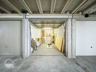 De garagebox is toegankelijk via de Achilles Van Eechautestraat . Afmetingen 2,7m op 5,5m . Er is licht en elektriciteit met afzonderlijke...