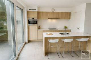 Deze stijlvolle bel-étage woning combineert rust, ruimte en een topligging. Gelegen in een rustige éénrichtingsstraat, met op eerste verdieping uitzicht op een park. Op wandelafstand van het centrum, winkels, scholen en openbaar vervoer.<br />De woning is slim ingedeeld met veel lichtinval, een ruime leefruimte met open keuken, een inpandige garage en een zonnige tuin met terras op leefniveau.<br />Duurzaam en toekomstgericht: voorzien van een warmtepomp, vloerverwarming en zonnepanelen.<br />Een ideale combinatie van modern comfort in de nabijheid van het centrum. Interesse? Neem contact op voor meer info!<br />Aankoop onderworpen aan de wet Breyne.<br />Bekijk de documenten op www.vizitvastgoed.be.<br /><br />VCRO: Wg/Gvkr/Vg/Vv/Gmo - G-score: onbekend, P-score: A