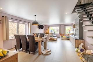 Indeling &amp; afwerkingBij het betreden van de woning valt meteen de open en lichtrijke leefruimte op, die naadloos overgaat in een moderne,...