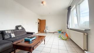 <p>Wie graag in Zolder woont en tegelijk wil genieten van een uitstekende bereikbaarheid, vindt in de Meylandtlaan 109/11 een ideale thuis. Dit instapklare appartement beschikt over maar liefst 110 m² bewoonbare oppervlakte, twee ruime slaapkamers en een aangename, lichtrijke leefruimte.<br /><br /><span></span></p>
<p>Via de traphal bereiken we de eerste verdieping. De vernieuwde keuken, volledig aangepakt in 2018, is praktisch ingericht en voorzien van de nodige inbouwtoestellen. Dankzij de grote, zuidelijk georiënteerde raampartijen geniet je hier van bijzonder veel natuurlijk licht. Aansluitend is er ruimte voor een gezellige eethoek en bovendien beschikt de keuken over een handige berging.<br /><br /></p>
<p>De ruime leefruimte biedt plaats aan zowel een eet- als zithoek en geniet eveneens van grote raampartijen. Verder beschikt het appartement over twee ruime slaapkamers en een praktische badkamer met douche, toilet, wastafel en een aparte wasplaats met verluchting. Dankzij de goede indeling is het appartement bijzonder geschikt voor wie comfortabel en zonder grote werken wil wonen.<br /><br /></p>
<p>Ook de ligging is een grote troef. Vanuit de Meylandtlaan zijn Zolder- en Heusden-centrum, scholen, winkels, openbaar vervoer en de opritten naar de E313/E314 en het klaverblad vlot bereikbaar.<br /><br /><br />Pluspunten:<br />- 2 ruime slaapkamers<br />- 110 m² bewoonbare oppervlakte<br />- Energiezuinig appartement<br />- Keuken vernieuwd in 2018<br />- Zuidelijk georiënteerde raampartijen<br />- Veel natuurlijke lichtinval<br />- Centrale ligging in Boekt<br />- Geen gemeenschappelijke kosten<br />- Vlotte verbinding met E313/E314<br />- Scholen, winkels en centrum vlakbij<br /><br /><br />Voor een bezichtiging ter plaatse of meer info, bel ons op 078/78.78.70, of kom gewoon binnen op ons kantoor, steeds welkom!</p>