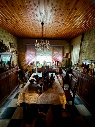 Houthulst - Woning met 4 slaapkamers en garage te koop.Indeling:Inkom, living (in twee delen), keuken, veranda, toilet, berging, garage en tuin1ste...