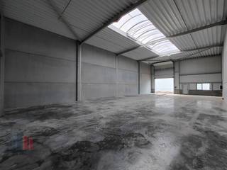 De casco loods van 219 m² heeft een vrije hoogte van 6 m en is opgebouwd uit een staalstructuur met betonplint in combinatie met...