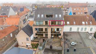 2-slaapkamer appartement te koop gelegen op de derde verdieping te centrum Gistel, langs de Stationsstraat. Indeling: - inkomhal- berging -...