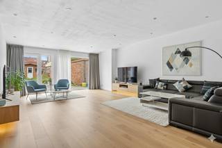 Au cœur de Saint-Nicolas, dans la rue Nieuwstraat à circulation limitée, se situe cette très spacieuse maison de ville offrant une surface...