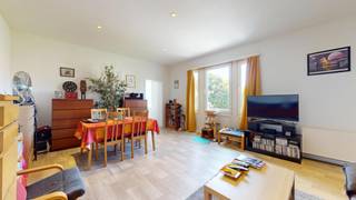 In the Plasky district, on the pretty Griottiers square, 5BRICKS offers this bright flat on the 2nd floor of a small building built in 1910.<br />With a surface area of 67 m² (according to PEB), it comprises a very bright living room, a super-equipped kitchen, a large bedroom and a shower room with WC.<br />Low common charges. Electrical installation compliant.<br />Close to all amenities: transport, shops, supermarkets, restaurants, parks, etc.