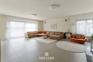Voor meer info en foto's, surf naar www.swevers.be - In een rustige, residentiële buurt in Heppen staat deze instapklare gezinswoning met maar liefst 349 m² bewoonbare oppervlakte en alle troeven voor een gezin dat niet klein houdt. De vrijstaande villa werd gebouwd in 2009 en is sindsdien piekfijn onderhouden en recent gerenoveerd: nieuwe gasketel (2022), vernieuwde rolluikmotoren (2025), vernieuwde keukenvloer en schilderwerken. Het resultaat is een fris en tijdloos interieur over drie volwaardige bouwlagen. Zes volwaardige slaapkamers, drie badkamers en een zolder van 116 m² bieden ruimte voor groeiende gezinnen of wie extra werkruimte, hobbyruimte of gastenverblijf nodig heeft. Op het gelijkvloers twee slaapkamers, een volledig uitgeruste badkamer, een lichtrijke leefruimte van 47,6 m² en leefkeuken van 26,1 m² met toegang tot wasplaats en een eigen sauna. De eerste verdieping betrekt vier grote slaapkamers tussen 16,7 m² en 25,9 m² en een tweede badkamer. De tweede verdieping is een ruime, volledig afwerkbare zolderruimte met vaste trap en rechte wanden. De zuid-gerichte tuin op een perceel van 8a 04ca is het absolute hoogtepunt: een prachtig aangelegd buitenruimte met terras onder pergola, waterelementen, afgeschermde beplanting en verschillende zones voor ontspanning. Dit is geen standaardtuin, maar een echte buitenkamer waar het leven zich afspeelt. Extra troeven zijn de zonnepanelen, elektrische rolluiken en centrale ligging op wandelafstand van scholen, winkels en openbaar vervoer. De snelweg is binnen 8 kilometer bereikbaar. Voor meer informatie, bel 011 255 155. Bron bewoonbare oppervlakte: EPC-verslag.