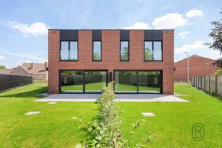 <p>2 kwalitatieve luxueuze ENERGIENEUTRALE moderne nieuwbouwwoningen (21% btw). E-PEIL 0, TOPAFGEWERKT! INDELING: inkom met apart toilet, lichtrijke leefruimte (mooi parket), open geïnstalleerde keuken met EILAND (Siemenstoestellen en werkblad in composiet), handige berging. Aangelegd TERRAS en OPRIT en omheinde TUIN. Op het verdiep bevinden zich de overloop, moderne badkamer (inloopdouche, bad, dubbele lavabo), apart toilet, en 3 grote slaapkamers. TROEVEN: geothermische warmtepomp: vloerverwarming/vloerkoeling, zonnepanelen, 20.000 liter regenwater, massieve houtbouw, parket, reeds geschilderd, TOPAFGEWERKT!</p>