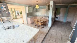 <p><span>RUIME KARAKTERWONING MET 23 GARAGEBOXEN IN GERAARDSBERGEN</span></p><p><span>Ruime en karaktervolle woning in het centrum van Geraardsbergen, met </span><span>319 m² woonoppervlakte</span><span> op een perceel van 1110</span><span> m²</span><span>.</span></p><p><span>De woning beschikt over </span><span>4 slaapkamers, 1 badkamer</span><span>, meerdere leef- en polyvalente ruimtes en een ruime zolder met zichtbare balkenstructuur. Dankzij de royale indeling zijn er tal van mogelijkheden voor renovatie en personalisatie. 23 Garageboxen aanwezig dewelke verhuurd zijn.</span></p><p><span>De authentieke </span><span>trapgevel en witte gevel met blauwe accenten</span><span> geven de woning een bijzondere uitstraling. Daarnaast beschikt het pand over een terras, tuin en parkeergelegenheid.</span></p><p><span>Troeven:</span></p><ul><li><span>319 m² woonoppervlakte</span></li><li><span>Perceel van 1110 m²</span></li><li><span>4 slaapkamers</span></li><li><span>Ruime leefruimtes en zolder</span></li><li><span>Terras en tuin</span></li><li><span>Centrale ligging in Geraardsbergen</span></li><li><span>CV op aardgas</span></li><li><span>Airco/warmtepompen</span></li><li><span>23 Garageboxen aanwezig.</span></li><li><span>EPC-label C geen renovatieplicht</span></li></ul><p><span>Een ideale woning voor wie op zoek is naar </span><span>ruimte, karakter en mogelijkheden</span><span> en graag een woning naar eigen smaak wil renoveren.</span></p><p><span>Interesse?</span><span> Reageer op deze advertentie en wij nemen telefonisch contact met u op om een bezoek in te plannen.</span></p>