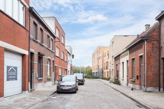 Gelegen in een rustige en aangename buurt van Hoboken, op wandelafstand van winkels, scholen en openbaar vervoer. Dankzij de nabijheid van de E19 en A12 zijn Antwerpen en omliggende gemeenten vlot bereikbaar. Ook Kasteel Sorghvliedt, Fort 8, sportfaciliteiten en een zwembad bevinden zich in de omgeving.<br /><br />Via de ruime inkomhal, met plaats voor een fiets, betreedt u de woning. Vooraan bevindt zich de gezellige leefruimte, achteraan de deels geïnstalleerde keuken. Verder beschikt de woning over een badkamer met douche en lavabo, een apart toilet en een praktische berging met aansluitingen voor wasmachine en droogkast.<br />Vanuit de berging is er toegang tot de gezellige koer met terras.<br /><br />Op de eerste verdieping bevinden zich drie slaapkamers. De ruime slaapkamer aan de achterzijde kan bovendien worden opgesplitst, waardoor een vierde slaapkamer mogelijk is. Daarnaast is er een tweede toilet aanwezig.<br /><br />EPC C, P-score A – G-score A, Stedenbouwkundige inlichtingen in aanvraag