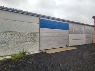 Loods met een oppervlakte van +/- 250 m². De loods is toegankelijk via een manuele sectionale poort (met deur), heeft een betonvloer, verlichting...