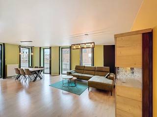 Het appartement kent de volgende indeling:Eerste verdieping:-Ruime inkomhal-Open leefruimte met keuken, voorzien van alle toestellen.-De leefruimte geeft uit op het bijzonder ruim terras dat rond het appartement ligt.-Apart toilet-Berging met aansluiting voor wasmachine en droogkast-Badkamer met douche en lavabomeubel-Twee volwaardige slaapkamersBijzonderheden:-Gemeubelde verhuur mogelijk-Beschikbaar per direct-EPC A-Fietsen- en vuilbakkenberging-Gemeenschappelijke kosten (provisie 100 euro/maand)