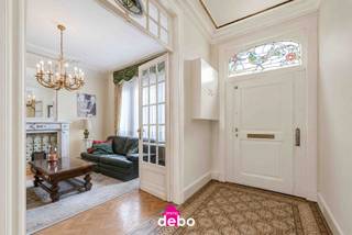 <strong>Wonen met karakter in hartje Kuurne</strong><br /><br />In de Koning Albertstraat 21 in Kuurne wacht deze charmante woning op nieuwe bewoners. Hier woon je centraal, levendig en toch met dat gezellige thuisgevoel.<br /><br />Binnen kom je binnen via een ruime, uitnodigende inkomhal. De leefruimte voelt warm en gezellig aan, met een aparte zithoek die meteen sfeer brengt.<br /><br />Aansluitend ligt de lichtrijke keuken, waar de grote ramen zorgen voor een mooi zicht op de groene tuin.<br /><br />Op het gelijkvloers vind je ook een apart toilet, badkamer, praktische hobbyruimte en kelder. Boven zijn er drie slaapkamers en via de vaste trap bereik je de zolder, een plek vol mogelijkheden. Extra kamers, een bureau of creatieve studio? Hier kan het allemaal.<br /><br />Met een klare kijk en de juiste renovatieaanpak kan deze woning uitgroeien tot een bijzonder fijne thuis. De huidige indeling biedt bovendien mooie kansen om de ruimtes nog sterker te laten aansluiten op het hedendaagse wonen. Zo kan de badkamer eventueel naar de verdieping worden verplaatst, waardoor er beneden extra ruimte en nog meer verbinding met de tuin kan ontstaan.<br /><br />De tuin maakt het plaatje helemaal af: groen, sfeervol en heerlijk rustig. Dankzij de achterliggende uitweg is er bovendien een vlotte verbinding naar de<strong> afzonderlijke garagebox</strong> in de naastgelegen straat. <strong>Bezoek bel 0495 53 48 65</strong><br />