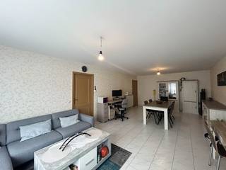 In het centrum van Roeselare, vlakbij het centraal station vinden we dit appartement met 2 slaapkamers en een ruim terras . De kleuter- en lagere...