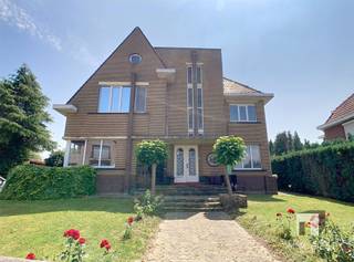 Ben je op zoek naar een woning met een ziel, ruimte én potentieel? Dan is deze charmante gezinswoning met opvallende art-decogevel beslist...