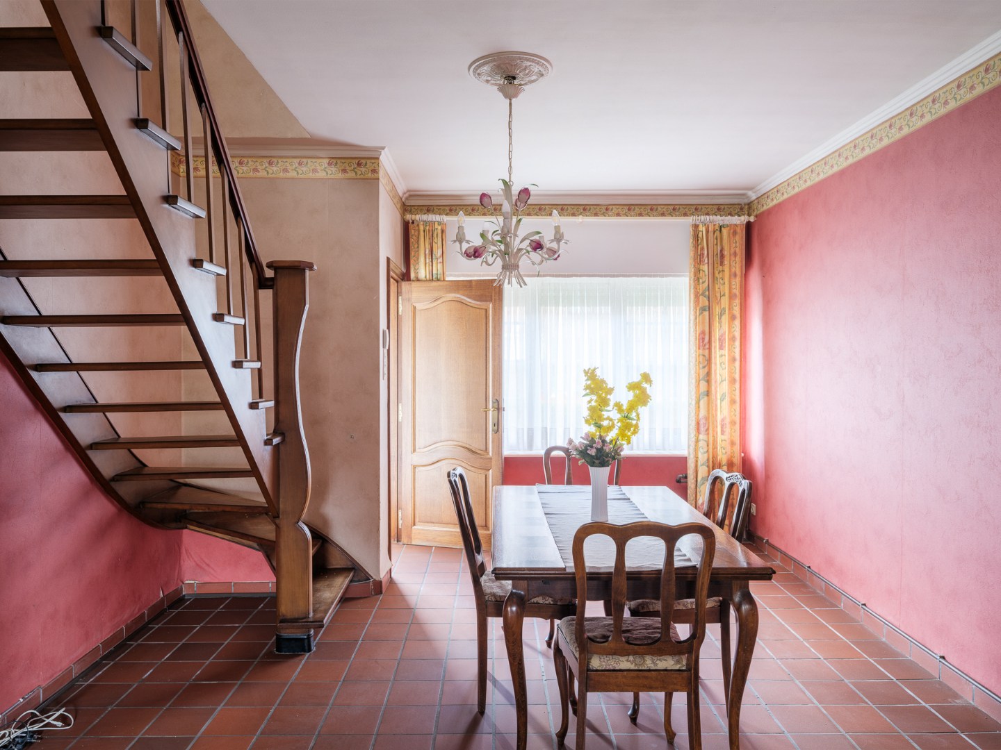 Te renoveren gezinswoning met vier slaapkamers en tuin in Wondelgem - foto 5