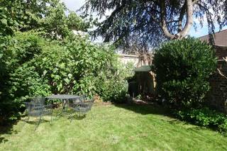 <p><span>GENT - Ottergemsesteenweg - Ben je op zoek naar een ruime bel-etage met dubbele garage en zonnige tuin te huur in Gent? Dan is deze woning mogelijk exact wat je zoekt.</span></p><p><span> </span></p><p><span>De voornaamste troeven:</span></p><ul><li><span>uitstekende ligging nabij Station Gent-Sint-Pieters</span></li><li><span>vlotte bereikbaarheid met wagen en openbaar vervoer</span></li><li><span>dubbele inpandige garage!</span></li><li><span>ruime en praktische woning</span></li><li><span>charmant pand met behoud van authentieke elementen</span></li><li><span>zonnige en gezellige stadstuin</span></li><li><span>geschikt voor co-housing</span></li></ul><p><span> </span></p><p><span>Indeling gelijkvloers:</span></p><p><span>Inkomhal met ingebouwde vestiairekast, dubbele inpandige garage, toegang tot de ruime en droge kelder (incl. wijnkelder), berging (incl. aansluiting wasmachine) met douchecabine. </span></p><p><span>Ruim terras en zonnige, gezellige stadstuin.</span></p><p><span> </span></p><p><span>Indeling eerste verdieping: </span></p><p><span>Nachthal, apart toilet, leef- en eetruimte, aparte eetplaats aansluitend op de keuken met dubbelzijdig ingericht keukenmeubel.</span></p><p><span>Aansluitend op de eetplaats is er een aangenaam en ruim balkon met prachtig zicht op de tuin.</span></p><p><span> </span></p><p><span>Indeling tweede verdieping:</span></p><p><span>Nachthal, drie slaapkamers, berging en badkamer uitgerust met ligbad/douche combinatie, dubbel lavabomeubel en toilet. De badkamer is uitgerust met ingebouwde kasten die bijdragen tot extra bergruimte.</span></p><p><span> </span></p><p><span>Indeling derde verdieping:</span></p><p><span>Ruime geïsoleerde zolder.</span></p><p><span> </span></p><p><span>Belangrijke informatie:</span></p><p><span>Gunstig EPC door o.a. de aanwezigheid van zonnepanelen (incl. batterij). B-label, 152 kWh/m² jaar.</span></p><p><span>Beschikbaar vanaf: 01/01/2027 (vroeger mogelijk in samenspraak).</span></p><p><span>Huurprijs: 1650 euro/maand. EGW (elektriciteit, gas en water) afzonderlijk af te rekenen. Domicilie verplicht.</span></p>