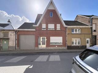 Deze robuuste, maar tegelijk gezellige woning is gelegen in het charmante Geraardsbergen en biedt een aangename combinatie van ruimte...