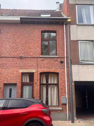Zeer charmante en lichtrijke woning met prachtige houtelementen!! Gelegen in een vlot bereikbare buurt in Turnhout, bevindt de woning zich op korte afstand van scholen, winkels en sportfaciliteiten. Het centrum is eenvoudig bereikbaar, zowel met de fiets, te voet, als met de wagen. Openbaar vervoer bevindt zich in de nabije omgeving en belangrijke invalswegen zorgen voor een goede verbinding naar omliggende gemeenten en de E34. Een centrale ligging met alle voorzieningen binnen handbereik. Indeling; glv; inkom, ruime woon-en eetkamer, keuken, afzonderlijke toilet, vestiaire, bad en mooie tuin. 1ste verd.: grote ruimte/slaapkamer (kan eventueel onderverdeeld worden in 2 slaapkamers. 2de verdieping; 2 slaapkamer. Voor meer informatie of vrijblijvend plaatsbezoek 0488/60.05.07 