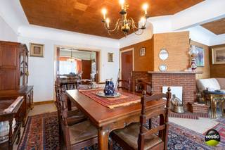 Deze te renoveren gezinswoning met drie slaapkamers is gelegen aan de Genkersteenweg, vlak bij het rondpunt met de Heidestraat. Winkels, scholen...