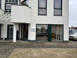 Toplocatie & Visibiliteit: Commerciële topligging in Drongen met een grote, moderne vitrine.Instapklaar Comfort: 110 m² aan stijlvolle ruimte met...