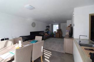 Schitterende gesloten recente woning te huur gelegen langs de Oude Oekensestraat te Rumbeke.<br />Deze woning beschikt over alle nodige hedendaagse comfort en is bovendien bijzonder energiezuinig!<br />De buurt is er uiterst rustig en kindvriendelijk, nabij winkels, scholen en op enkele minuten van de autostrade en nieuw ziekenhuis.<br />De woning is volledig afgewerkt en beschikt over zonnepanelen.<br /><br />Het gelijkvloers bestaat uit een inkom, gastentoilet, lichtrijke leefruimte met open keuken.<br />Het verdiep telt drie slaapkamers, berging, toilet en badkamer met inloopdouche.<br />Bij de woning hoort ook een carport en er is een gemeenschappelijke fietsenberging voorzien.<br /><br />Beschikbaar vanaf november<br />Huurprijs €975 per maand.
