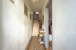 Deze zo goed als instapklare woning bevindt zich nabij het centrum van Ekeren 
en heeft volgende indeling;
-inkomhal op originele vloer met toegang tot de bovenverdieping en kelder.
-een ruim leefgedeelte met plaats voor salon en eettafel
-een nieuwe keuken (2024), voorzien van koken op gas, vaatwasser, oven, koelkast en spoelbak. 
-een badkamer met ligbad, nieuw lavabomeubel en toilet.
-op de bovenverdieping 3 kamers, waarvan één ingericht als dressing, alsook een 2de toilet.
-een zonnige stadstuin met overdekt terras en groot stenen tuinhuis.
-praktische zijingang met afsluitbare poort.
-Elektrische keuring conform, EPC en asbestattest in bijlage op onze website.
-parking over de deur.
 
