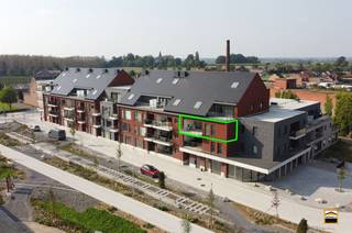 <p><span>Recent appartement met 2 slaapkamers, ruim terras, ondergrondse autostaanplaats<br />en kelderberging.</span><span><br /><br />Dit moderne appartement is gelegen op het Stationsplein vlakbij het centrum van Borgloon.<br />Er bevinden zich op wandelafstand winkels, scholen, bushaltes. Het plein is tevens ook<br />opnieuw aangelegd, waardoor je kan genieten van een groen zicht.<br /><br />Het appartement is gelegen op de tweede verdieping. Er is een lift aanwezig in het gebouw.<br />Via de inkomhal treft men een gastentoilet en een berging met aansluiting voor een wasmachine.<br />Verder komt men terecht in de leefruimte met open keuken. <br />In de keuken zijn volgende toestellen aanwezig: inductiekookplaat met dampkap, koelkast,<br />afwasmachine en een combi-oven. <br />Aansluitend aan deze ruimte treft men een prachtig ruim terras van 17m².<br />Via de nachthal kan je de 2 slaapkamers bereiken alsook de badkamer.<br />De badkamer is voorzien van inloopdouche en enkele lavabo met meubel.<br /><br />In de kelderverdieping beschik je over een kelderberging en een ondergrondse autostaanplaats.<br /></span><span><br />Algemene informatie:</span><span><br />Huurprijs: 820 euro/maand<br />Algemene onkosten: 70 euro/maand </span><span><br />Huisdieren: niet toegelaten<br />EPC-waarde: 56 kWh/m² <br />Vrij vanaf: 15 juli 2026</span></p>