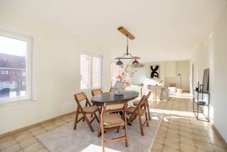 GRONDPLAN + 3D + FLOORPLANNER + VOLLEDIGE BESCHRIJVING OP DE WEBSITE www.bauwensvastgoed.be

Ruim en Instapklaar Duplex Appartement met Dakterras

Dit lichtrijke duplex appartement is gelegen in de wijk "Neerland" te Wilrijk, op een toplocatie vlak bij het Natuurreservaat Groen Neerland, het Park van Eden, UA Campus Drie Eiken en het UZA. Daarnaast ligt het op een boogscheut van het centrum van Wilrijk en biedt het vlotte verbindingen naar Antwerpen, Brussel en Gent, zowel met de wagen als via het openbaar vervoer. Hier combineer je het beste van twee werelden: wonen in een groene omgeving en toch overal dichtbij.

Via de traphal kom je in de lichtrijke leefruimte met eetplaats en open keuken. Deze verdieping beschikt over vloerverwarming en geeft toegang tot een ruim dakterras. De keuken is uitgerust met een kunststof werkblad, gasfornuis, vaatwasser, koelkast, diepvries en een losstaande microgolfoven. Aansluitend bevindt zich de techniek-/wasberging. De vloerafwerking bestaat uit stijlvolle keramische tegels.

Op de tweede verdieping bevinden zich drie volwaardige slaapkamers, een overloop en een badkamer. De badkamer is stijlvol afgewerkt met natuursteen en voorzien van een ligbad, regendouche en een badkamermeubel met dubbele lavabo. De overige ruimtes zijn afgewerkt met laminaatvloeren.

- Private inkom
- Geen vaste kosten
- Terrasbalustrade wordt nog door verkoper vernieuwd (zie staging foto's)

