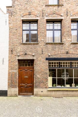 Handelshuis, gesitueerd op de Korte Vuldersstraat, centraal en rustig gelegen in de binnenstad van Brugge, onder de Sint-Salvator Kathedraal...