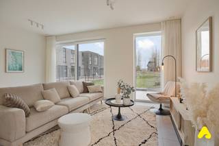 <strong>KWALITATIEF EN BETAALBAAR WONEN AAN DE WESTKUST</strong><br />Groen genesteld, maar vlakbij alles. Kwalitatief, maar betaalbaar. Comfortabel, maar energiezuinig. Strak gevormd, maar heel gezellig. Maak kennis met Woonwijk Zoetwaterlande: een splinternieuwe, gemoedelijke buurt waar het leven zoet is. In de wijk zijn in totaal 41 piekfijne woningen met alle comfort te koop. Bovendien komen de woningen in aanmerking voor een verlaagd btw- tarief van 6% ipv 21%. En dat scheelt een flinke slok op de borrel. Betaalbaar wonen aan de Westkust? Jazeker. Het kan.<br /><br /><strong>Ligging</strong><br />De fonkelnieuwe woonwijk verrijst in Adinkerke, op het perceel tussen de Kasteelwijk en het Kanaal Duinkerke-Nieuwpoort. Een eilandje van rust met een idyllisch zicht op het water. Goed verscholen, maar toch op wandelafstand van school, winkels en centrum. Met de auto, het openbaar vervoer of te voet, via de voetgangersbrug. Rustig gelegen en toch vlakbij verschillende strategische verkeersknooppunten en... de zee, natuurlijk<br /><br /><em><strong>Eerste + tweede fase : AFGEWERKT & INSTAPKLAAR</strong></em><br />FASE 1 (12 woningen) + FASE 2 (14 woningen) zijn afgewerkt, opgeleverd én instapklaar.<br /><br />Elke woning beschikt over 3 slaapkamers en 2 badkamers, privé-parkeerplaatsen/of garage en... een uniek zicht op het vlakke water en haar typische flora.<br />De ENERGIENEUTRALE en BEN-woningen voldoen aan de strengste EPB-normen. Het zijn stuk voor stuk architecturale pareltjes, opgetrokken in de beste materialen en tot in de puntjes afgewerkt. Er werd werkelijk aan alles gedacht.<br /><br /><em><strong>Derde fase : RUWBOUW AFGEWERKT - Finale afwerking voorzien eind 2025.</strong></em><br />FASE 3 (4 woningen) zijn in afwerkingsfase.<br /><br />BEZOEK NU ONZE MODELWONING OP AFSPRAAK!<br /><br /><span>Klik hier voor ons aanbod</span>