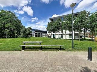 <p><span>Nieuwbouwappartement in residentie Kasteelvijver te Langemark.</span></p><p><span> </span></p><p><span>Dit appartement bevindt zich op de </span><span>eerste verdieping</span><span> en heeft een </span><span>bewoonbaar oppervlakte</span><span> van </span><span>69,63m²</span><span> en een </span><span>terras</span><span> van </span><span>8m²</span><span>.</span></p><p><span> </span></p><p><span>Indeling</span><span>: </span></p><p><span>inkomhal </span><span>met </span><span>apart toilet</span><span>, </span><span>open keuken</span><span>, voorzien van alle comfort met </span><span>leefruimte</span><span> die directe toegang biedt tot het prachtig </span><span>terras </span><span>omgeven door groen</span><span>.</span><span> </span></p><p><span>Aansluitend op de woonkamer is de ruime </span><span>slaapkamer</span><span> met </span><span>badkamer </span><span>voorzien van inloopdouche en lavabomeubel.</span></p><p><span> </span></p><p><span>Er is tevens een </span><span>kelderberging</span><span> bij te kopen, alsook mogelijkheid tot aankopen van </span><span>ondergrondse staanplaats.</span></p><p><span> </span></p><p><span>De </span><span>warmwaterproductie</span><span> en de </span><span>vloerverwarming</span><span> zal opgewekt worden door een bodem/water </span><span>warmtepomp met ingebouwde boiler.</span><span> De warmte wordt uit de grond gehaald via </span><span>geothermie.</span></p><p><span>Doorheen het appartement is er </span><span>ventilatiesysteem D </span><span>(mechanische toevoer en afvoer) voorzien.</span></p><p><span>Het appartement beschikt tevens over</span><span> zonnepanelen</span><span> (760Wp) wat het bovendien uiterst zuinig maakt!</span></p><p><span> </span></p><p><span> </span></p><p><span> </span></p><p><span> </span></p><p><span> </span></p>