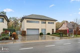 <blockquote>
<div>
<div>
<p><span>Cette villa prête à emménager combine style, confort et un sentiment d’espace exceptionnel. Au fil des années, la maison a été entretenue avec beaucoup de soin, toujours avec un souci de qualité et de choix durables. Grâce à l’installation récente d’une chaudière moderne, de panneaux solaires avec batterie domestique et d’une isolation supplémentaire de la toiture, vous bénéficiez ici d’un label énergétique A.</span></p>
<p><span>Le vaste hall d’entrée, équipé d’un vestiaire et d’un WC invités, vous mène vers le séjour. De larges baies vitrées assurent une belle luminosité et offrent une vue directe sur le jardin magnifiquement aménagé. La terrasse couverte s’y raccorde parfaitement, idéale pour en profiter toute l’année. Plus loin, on accède à la cuisine entièrement équipée, qui communique aisément avec le débarras et le double garage.</span></p>
<p><span>À l’avant se trouve un vaste bureau, parfait pour ceux qui souhaitent travailler à domicile.</span></p>
<p><span>À l’étage, vous trouverez la chambre parentale avec son propre dressing et sa salle de bains. S’y ajoutent deux autres grandes chambres ainsi qu’une deuxième salle de bains, équipée d’une douche, d’un double lavabo et d’un WC.</span></p>
<p><span>Le jardin est un véritable atout : joliment aménagé, entièrement privé et jouxtant une zone verte apaisante. Vous trouverez encore des espaces de stockage supplémentaires dans le vide sanitaire sous le garage et dans le vaste grenier. Enfin, à l’avant de la maison, il est possible de garer quatre voitures.</span></p>
</div>
</div>
</blockquote>