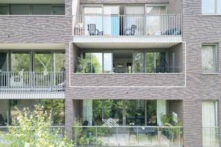 <strong>Landbergh bezoekdag: kom dit appartement ontdekken tijdens het bezoekmoment op donderdag 1 oktober tussen 16u en 18.30u. (enkel op afspraak)</strong><br /><br />Dit appartement is gesitueerd op de tweede verdieping van residentie De Ghellinck te Sint-Denijs-Westrem. Het appartement geniet een bijzonder goede bereikbaarheid. Centrum Gent is alsook vlot bereikbaar met de fiets. Via de Kortrijksesteenweg bereikt u de E40 en bovendien vindt u langs deze gewestweg ook de belangrijkste winkels terug. <br /><br />Het appartement heeft een bewoonbare oppervlakte van ca. 93 m² en biedt een zonnig terras van ca. 15 m². De indeling is als volgt: via de inkomhal bereikt u de lichtrijke leef- en eetruimte met haar ruime zonneterras, gelegen aan de achterzijde van het gebouw met een uniek uitzicht op een waardevol bos. De open keuken is uitgerust met alle noodzakelijke inbouwtoestellen en heeft een eiland met extra zitgedeelte. Via de nachthal bereikt u de twee slaapkamers, het gastentoilet, de praktische berging met aansluitingen voor een wasmachine en droogkast en een badkamer met een dubbele lavabo en ligbad. In de ondergrondse verdieping is er een bijhorende autostaanplaats verplicht aan te kopen aan de prijs van 30.000 euro. <br /><br />CV op aardgas / EPC A / EK: conform / ventilatiesysteem type D<br /><br />Benieuwd naar dit appartement in Sint-Denijs-Westrem? Een vrijblijvende, persoonlijke afspraak kan via michiel@landbergh.be of 09 278 78 79