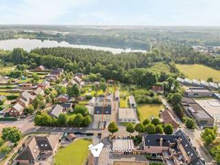 <p><span>Moderne en energiezuinige kangoeroewoning op unieke locatie in Mol-Rauw</span></p><p><span> </span></p><p><span>Belangrijkste troeven:</span></p><p><span>Recente woning (bouwjaar 2020)</span></p><p><span>Energiezuinige kangoeroewoning met EPC 65 en 75 kWh/m²</span></p><p><span>30 zonnepanelen en vloerverwarming</span></p><p><span>Driedubbele beglazing en automatische rolluiken</span></p><p><span>Volledig rolstoelvriendelijk met extra brede deuren</span></p><p><span>Aparte praktijk-, bureau- of hobbyruimte mogelijk</span></p><p><span>Tuinkamer/kantoor van ca. 50 m² met eigen keuken en sanitair</span></p><p><span>Garage, berging en laadpaal aanwezig</span></p><p><span>Rustige en groene ligging nabij de meren van Mol-Rauw</span></p><p><span> </span></p><p><span>Moderne woning combineert comfortabel wonen met tal van mogelijkheden.</span></p><p><span>Deze energiezuinige kangoeroewoning combineert comfortabel wonen met maximale flexibiliteit. Dankzij de praktische indeling is de woning perfect geschikt voor zorgwonen, een praktijk aan huis of wonen en werken. </span></p><p><span>De groene tuin en de volledig ingerichte tuinkamer van ca. 50 m² vormen daarbij een absolute meerwaarde.</span></p><p><span> </span></p><p><span>Bekijk zeker ook de 3D virtuele rondleiding en de grondplannen met afmetingen. Zo krijgt u van thuis uit al een perfect beeld van wat deze unieke eigendom te bieden heeft.</span></p><p><span>Wenst u meer info of een vrijblijvende bezichtiging, contacteer dan ons kantoor op het nummer 014 39 99 99 en wij helpen u graag verder.</span></p>
