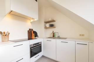 <p><span>Op zoek naar een fris, instapklaar appartement op een toplocatie? Dan zit je hier goed! </span></p><p><span>Dit super lichtrijk appartement met 2 ruime slaapkamers ligt in de rustige woonwijk Schoonbroek, op de tweede verdieping van een kleinschalig gebouw, vlak bij het centrum van Ekeren.</span></p><p><span> </span></p><p><span>Alles wat je nodig hebt, ligt binnen handbereik: winkels, scholen, openbaar vervoer en belangrijke invalswegen. </span></p><p><span>Zin in wat groen of ontspanning? Het Hagelkruispark, natuurgebied Oude Landen en de Put van Ekeren liggen om de hoek.</span></p><p><span> </span></p><p><span>+ EPC B = energiezuinig</span></p><p><span>+ Individuele meters op eigen naam</span></p><p><span>+ Geen bovenburen </span></p><p><span>+ Lage gemeenschappelijke kosten</span></p><p><span>+ Elektriciteit conform</span></p><p><span> </span></p><p><span>Binnenin werd het appartement recent volledig gestript en vernieuwd met moderne, kwalitatieve materialen. </span></p><p><span>Je komt binnen via de inkomhal en loopt door naar de heldere, gezellige leefruimte met een open keuken die volledig is uitgerust. </span></p><p><span>Verder zijn er twee slaapkamers en een stijlvolle badkamer met inloopdouche en handdoekdroger, dubbele wastafel en toilet.</span></p><p><span> </span></p><p><span>Wil je dit appartement eens komen bekijken tijdens het bezoekmoment?</span></p><p><span>Gelieve de aanvraag onderaan de advertentie op <span>www.sinjoor.be</span></span><span> in te vullen en alle vragen op het formulier te beantwoorden. </span></p><p><span>De dossierverantwoordelijke zal nadien contact opnemen.</span></p><p><span> </span></p><p><span> </span></p>