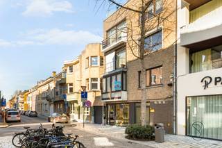 Wonen met ruimte en potentieel in het hart van Roeselare!Ontdek dit ruime, op te frissen appartement met 3 slaapkamers en een groot terras van maar...