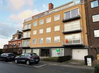 Ruim appartement in een rustige omgeving.Het is gelegen op de eerste verdieping en bestaat uit inkom, grote lichtrijke living met terras, badkamer met ligbad , 2 slaapkamers met aansluitend terras, kelder met veel opbergplaats en een afgesloten garage. Prijs 690 euro + 50 euro syndic.