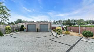 <p>Bent u op zoek naar een verzorgde gezinswoning waar ruimte, comfort en veelzijdigheid centraal staan? Dan is deze vrijstaande woning in Dilsen-Stokkem (Rotem) beslist een bezoek waard. Gelegen op een royaal perceel van 936 m² in een rustige en residentiële woonomgeving geniet u hier van een aangename combinatie van ruimte, rust en praktische mogelijkheden.<br /><br />De woning werd gebouwd in 1991 en beschikt over een bewoonbare oppervlakte van 159 m². Dankzij de doordachte indeling biedt deze woning alle comfort voor het dagelijkse gezinsleven. De multifunctionele ruimte op het gelijkvloers gecombineerd met de uitzonderlijk ruime vrijstaande dubbele garage creëert bovendien tal van mogelijkheden voor wie wonen en werken wil combineren, een zelfstandige activiteit aan huis wenst uit te oefenen of extra ruimte zoekt voor hobby's, opslag of een atelier.<br /><br />Via de inkomhal met gastentoilet bereikt u de lichtrijke leefruimte die samen met de keuken een warme en gezellige leefomgeving vormt. Aansluitend bevinden zich de praktische wasplaats en de veelzijdige ruimte die perfect kan dienen als bureau, praktijkruimte, hobbykamer, speelkamer of extra leefruimte.<br />Op de verdieping bevinden zich drie volwaardige slaapkamers en de ruime badkamer.</p>
<p>Ook buiten is het heerlijk genieten. Het groot overdekt terras van 36 m² vormt de ideale plek om in alle seizoenen te ontspannen of gezellig te tafelen. Verder biedt de ruime tuin veel potentieel om uw ideale buitenruimte te realiseren. Dankzij de huidige onderhoudsvriendelijke aanleg kunt u de beschikbare oppervlakte volledig naar eigen wens invullen. Droomt u van een groene oase, een kindvriendelijke tuin met speelruimte of zelfs een zwembad? Hier krijgt u alle vrijheid om uw woonwensen werkelijkheid te maken.<br /><br />Een bijkomende troef is de ruime vrijstaande dubbele garage. Deze biedt niet alleen plaats aan meerdere voertuigen maar kan eveneens perfect dienstdoen als werkruimte, hobbyruimte of extra opslagplaats. <br /><br />Ook op energetisch vlak scoort deze woning goed. Dankzij de 20 zonnepanelen met groenestroomcertificaten geniet u van een interessante energiebesparing. Met een EPC-label C is er bovendien geen renovatieverplichting van toepassing. <br /><br />De ligging is zonder twijfel een grote troef. De woning bevindt zich in een rustige en kindvriendelijke woonwijk in Rotem, een geliefde deelgemeente van Dilsen-Stokkem. Op wandelafstand ligt een groen speelpleintje waar kinderen naar hartenlust kunnen ravotten en buurtbewoners elkaar ontmoeten. Daarnaast bevinden winkels, scholen, openbaar vervoer en dagelijkse voorzieningen zich op korte afstand. Voor natuurliefhebbers is de omgeving een waar paradijs met de uitgestrekte bossen van het Nationaal Park Hoge Kempen, natuurgebied Bergerven, talrijke wandel- en fietsroutes en de Maasvallei binnen handbereik. Dankzij de vlotte verbindingen bereikt u bovendien eenvoudig omliggende gemeenten zoals Maaseik en Maasmechelen, evenals Nederland.<br /><br />Bent u op zoek naar een woning met veel mogelijkheden, een ruim perceel en een uitstekende ligging in een groene en gezinsvriendelijke omgeving? Dan is deze eigendom absoluut een bezoek waard.<br /><br />Eekhoornlaan 50 – 3650 Dilsen-Stokkem<br />Interesse of een bezoek plannen? Contacteer <strong>Roos</strong> via <strong>0476 68 97 80 </strong><br /><strong>We Invest Demervallei Paal<br /></strong><em>Vastgoed Anders Bekeken<br /><br /></em></p>