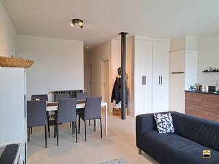 <p><span>Recent appartement op de tweede verdieping in het centrum van Borgloon <br />met zonnepanelen en autostaanplaats.</span></p><p><span><br />Men komt binnen in de leefruimte met keukengedeelte.</span></p><p><span>Via deze ruimte kan men het terras bereiken aan de achterzijde van het gebouw.<br />De lat onder de keukenkasten zal nog geplaatst worden.<br />Volgende toestellen zijn aanwezig in de keuken: koelkast, oven, afwasmachine en<br />een inductie kookplaat met dampkap.<br /><br />Verder treft men via de hal de 2 slaapkamers alsook een bergruimte en de badkamer.<br /><br />In de badkamer is er een inloopdouche, een toilet alsook een enkele lavabo met meubel aanwezig.<br /><br />Achteraan is er een overdekte autostaanplaats voorzien alsook een private fietsenstalling <br />per appartement.<br /><br />Er is vloerverwarming aanwezig alsook radiatoren.<br /></span><span><br />Algemene informatie:</span><span><br />Huurprijs: 780 euro/maand<br />Algemene onkosten: 25 euro/maand<br />Vrij vanaf: 15 juli 2026<br />EPC-waarde: nieuwbouw - EPB in opmaak<br />huisdieren: niet toegelaten</span></p>