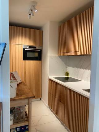 Gezellig appartement met terras in centrum Gent<br /><br />Welkom in dit instapklare appartement op de vierde verdieping, gelegen in een rustige straat op wandelafstand van het centrum van Gent. Met een mobiscore van 9,5/10 is dit een ideale woning voor wie comfort en bereikbaarheid combineert.<br /><br />Je betreedt de woonst via een verzorgde inkomhal met inbouwkasten. Dankzij de grote schuiframen geniet je van veel natuurlijk licht. Het ruime balkon biedt een aangenaam zicht op de heraangelegde tuin (2025), een perfecte plek om tot rust te komen. Vanaf de namiddag tot 's avonds stroomt de zon volop naar binnen. Zowel de slaapkamer als de leefruimte geven toegang tot het balkon. <br /><br />De keuken is volledig uitgerust en beschikt over voldoende opbergruimte. In de badkamer vind je een ligbad, toilet, wastafel, aansluiting voor een wasmachine en een praktisch meubel.<br /><br />Met een gunstig EPC (B) zijn de energiekosten bovendien bijzonder laag. Verder hoort er een private kelderberging bij en is er de mogelijkheid om fietsen binnen te stallen.<br /><br />Ook qua ligging scoort deze woonst uitstekend: een vlotte verbinding met het openbaar vervoer en een directe aansluiting op de Gentse binnenring en de autostrade. Op wandelafstand bevinden zich winkels, een cinema, gezellige cafés en tal van andere voorzieningen.<br /><br />Onder de tuin bevindt zich een ondergrondse parking waar regelmatig plaatsen te huur of te koop komen te staan.<br /><br />Onmiddellijk beschikbaar. <br /><br />Afspraak vast te leggen via: kareldestoutestraat138@gmail.com of bel ons op +32471673701<br /><br />Immokantoren hoeven ons niet te contacteren bedankt.