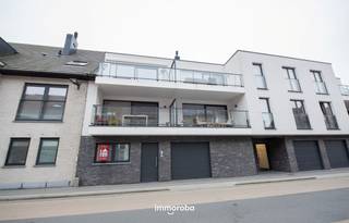 Ruim appartement op de benedenverdieping met aparte inkom. Bestaande uit een inkomhal, ruime living met open en ingerichte keuken (voorzien van...