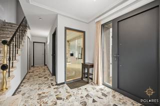 Op zoek naar een instapklare woning met ruimte, licht en potentieel? Deze charmante woning combineert comfortabel wonen met een uitstekende ligging.<br /><br />De woning beschikt over twee volwaardige slaapkamers en een extra ruimte die perfect kan dienen als dressing, bureau of bijkomende slaapkamer. De zolder biedt bovendien tal van mogelijkheden voor wie extra woon- of hobbyruimte zoekt.<br /><br />Dankzij de hogere ligging geniet je vanuit de keuken en leefruimte van een aangenaam open zicht, wat zorgt voor een extra gevoel van rust en licht. De kelder/garage is een absolute meerwaarde: ideaal als opbergruimte, hobbyruimte of zelfs een mancave, met bovendien directe toegang tot de tuin.<br /><br />Buiten is er voldoende parkeergelegenheid voor meerdere wagens, wat het dagelijkse comfort alleen maar verhoogt.<br /><br />Gelegen in het geliefde Steenokkerzeel, met een vlotte verbinding naar Brussel, Leuven en de luchthaven, woon je hier rustig maar toch centraal. Een ideale woning voor wie meteen wil intrekken én toekomstmogelijkheden belangrijk vindt.