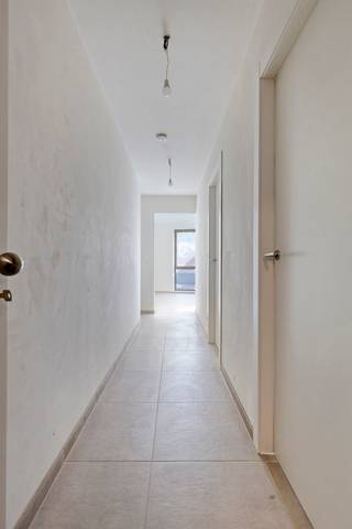 <div>Op zoek naar een ruim appartement met twee slaapkamers, royale buitenruimtes en een uitstekende bereikbaarheid? Dan is dit recente appartement aan de Leuvensesteenweg 209 in Aarschot zeker een bezoek waard.<br /><br />Het appartement bevindt zich op de eerste verdieping en beschikt over een lichtrijke leefruimte met open keuken, twee volwaardige slaapkamers, een badkamer en praktische bergruimte. De twee ruime terrassen van maar liefst 21 m² en 9 m² vormen een absolute meerwaarde en bieden op elk moment van de dag een aangename plek om te ontspannen of gezellig buiten te vertoeven.<br /><br />De ligging is bijzonder gunstig. Winkels, scholen, horeca, het centrum van Aarschot en het station bevinden zich op korte afstand. Dankzij de nabijheid van belangrijke verbindingswegen en de E314 geniet u bovendien van een vlotte verbinding richting Leuven, Hasselt en Brussel.<br /><br />Het appartement maakt deel uit van een recente, energiezuinige residentie en is daardoor zowel geschikt voor eigen bewoning als voor investeerders.
<div>Bovendien geniet de eigenaar, dankzij het gunstige E-peil, nog van een vrijstelling van de onroerende voorheffing gedurende 5 jaar, wat een aantrekkelijk financieel voordeel vormt.</div>
<br /><br />Ondergrondse garage en privatieve berging verplicht mee aan te kopen voor € 35.000 exclusief kosten.<br /><br />Contacteer Sven gerust voor meer informatie of een bezoek ter plaatse op sven@immogve.be of 0486/400905.</div>