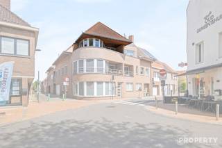 Looking for a move-in-ready duplex apartment in a prime location? This beautiful apartment at Tieltsestraat 2 in Hulste combines comfort, space, and natural light to create an ideal home.LocationLocated in the heart of Hulste, you’ll enjoy a central yet quiet setting. Shops, schools, and public transportation are all within walking distance. Additionally, this location offers easy access to surrounding towns. An added bonus is the pleasant view of Hulste’s charming church square.LayoutThe duplex apartment is completely move-in ready and features a light-filled living area with large windows. Adjacent to this is the fully equipped kitchen, complete with all necessary appliances. From the living area, you have access to a pleasant terrace overlooking the church square.On the upper floor, you’ll find three full-sized bedrooms and a bathroom equipped with both a shower and a bathtub.In addition, the apartment features a private double garage, providing extra comfort and security.For more information or to schedule a visit, call 056 96 08 00