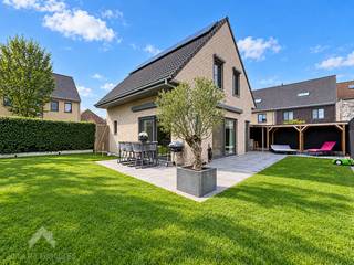 <p>Deze uitstekend onderhouden en instapklare woning ligt in een rustige en gegeerde woonomgeving van Assebroek en combineert ruimte, comfort en energiezuinig wonen.</p>
<p>Via de inkomhal met ingebouwde vestiaire en gastentoilet bereik je de ruime, lichtrijke leefruimte met gezellige zit- en eethoek. Grote raampartijen bieden een prachtig zicht op de tuin. Aansluitend bevindt zich de volledig uitgeruste open keuken met kwalitatieve AEG-toestellen en directe toegang tot het terras. Op de eerste verdieping bevinden zich 3 volwaardige slaapkamers, elk voorzien van ingemaakte kasten. Eén slaapkamer beschikt bovendien over een aparte bureauruimte. De badkamer is uitgerust met een inloopdouche, ligbad en dubbele lavabo. Er is ook een afzonderlijk toilet. De geïsoleerde zolder van ca. 20 m² biedt extra opbergruimte.</p>
<p>Buiten geniet je van een privatieve, onderhoudsvriendelijke zuidoostgerichte tuin met ruim terras en 2 automatische zonneluifels. Een garage en parkeermogelijkheden in de straat maken het geheel compleet.</p>
<p><strong><span>Extra troeven:</span></strong></p>
<ul>
<li>Energiezuinig (EPC A)</li>
<li>Zonnepanelen</li>
<li>Regenwaterput 7.000 L</li>
<li>Elektrische zonnescreens en rolluiken</li>
<li>Ingebouwde kasten in elke kamer</li>
<li>2 automatische zonneluifels</li>
<li>Instapklaar en uitstekend onderhouden</li>
<li>Rustige, gegeerde ligging</li>
<li>Camerabewaking en videofoon</li>
<li>Alle kamers TV aansluiting</li>
<li>Garage is met automatische sectionaalpoort</li>
<li>Ventilatie type C</li>
</ul>
<p>Deze woning is te koop ZONDER makelaar via het concept van Smart Houses! Wenst u verdere inlichtingen of een bezoek? Contacteer rechtstreeks de eigenaar via +32496361746</p>
<p>Wil je onmiddellijk een afspraak vast leggen? Dit kan via (link naar agenda)</p>