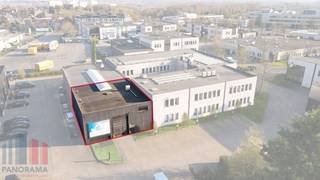 <strong>KMO-unit van 250 m²</strong> met een <strong>ingerichte kantoorruimte van 60 m² op toplocatie!</strong><br /><br />De <strong>opslagruimte</strong> met een vrije hoogte van <strong>6m</strong> is toegankelijk via een<strong> automatische sectionale poort</strong> (3m B x 4m H) en beschikt over een afzonderlijke toegangsdeur. De unit is hiernaast volledig geïsoleerd, uitgerust met CV op gas (aerothermen) en heeft een polybetonvloer met een draagkracht van <strong>3 T/m².</strong> Verder is de opslagruimte uitgerust met LED-verlichting en een lichtstraat met rookluik. <br /><br />De <strong>kantoorruimtes</strong> zijn gelegen op de eerste verdieping en zijn uitgerust met moderne technieken zoals TL/LED-verlichting, ventilatiesystemen, een warmtepomp en airco die zowel kan verwarmen als koelen. Verwarming gebeurt hiernaast ook via een recente gasketel.<br /><br />Het pand bevindt zich in het kwalitatieve <strong>Sphere Business Park te Zellik.</strong> Uitstekend gelegen langsheen de bedrijvige Pontbeeklaan (N9) met een directe en vlotte ontsluiting naar de R0, E19, E40 en de A12. Gebouw beschikt hiernaast over<strong> 4 privatieve parkeerplaatsen,</strong> wat zorgt voor extra comfort en een vlotte bereikbaarheid voor personeel en klanten.<br /><br />Aarzel niet en contacteer<strong> PANORAMA B2B</strong> voor bijkomende inlichtingen, plannen of een plaatsbezoek <strong>0477 09 00 09</strong>.
