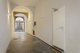 Très bien situé et espace extrêmement charmant pour une profession libérale, entièrement rénové et aménagé avec goût en 2018, actuellement...