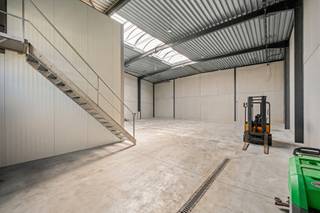 Deze loods is gelegen op een commerciële ligging vlakbij Hooglede/Gits.<br /><br />In de unit is er op het gelijkvloers een apart magazijn en een toilet.<br />Op het eerste verdiep is er een keuken en een bureau (voorzien van airco).<br />Buiten zijn er tevens 3 privatieve parkeerplaatsen. <br /><br />De poort is 4,5 m breed en 4,5 m hoog. De hoogte binnen in de unit is 6,8 m.<br /><br />Alles is reeds voorzien voor camera's, domotica en brandveiligheid. <br /><br />PLUSPUNTEN:<br />- NIEUWBOUWLOODS<br />- 3 PRIVATIEVE PARKEERPLAATSEN <br />- ONMIDDELLIJK INSTAPKLAAR <br /><br />Verkoop onder BTW.<br />De prijs is exclusief de parkeerplaatsen (€ 6000 / stuk)